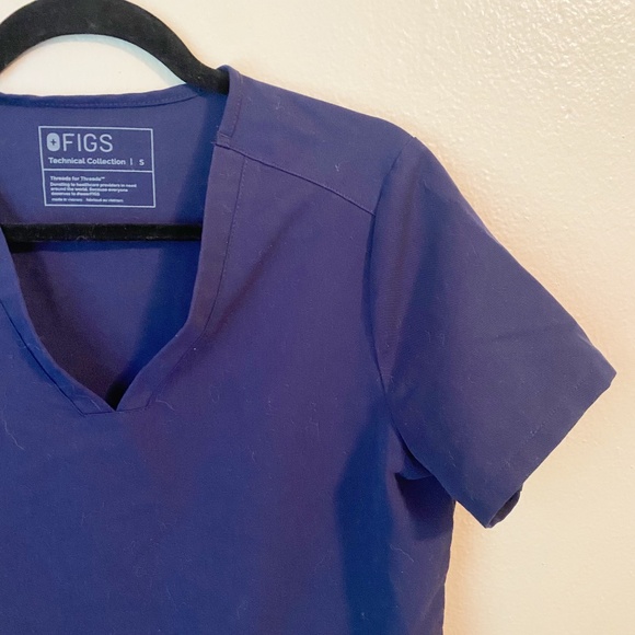 Figs Casma™ Three-Pocket Scrub Top - Navy Sz Small - Picture 6 of 6